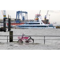 3145_0784 Ein angeschlossenes Fahrrad im Hochwasser am Hamburger Fischmarkt. | 